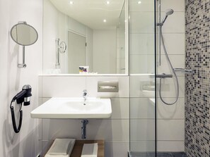 Minibar, in-room safe, desk, blackout curtains - Mercure City Nijmegen Centre Hotel (Nijmegen)