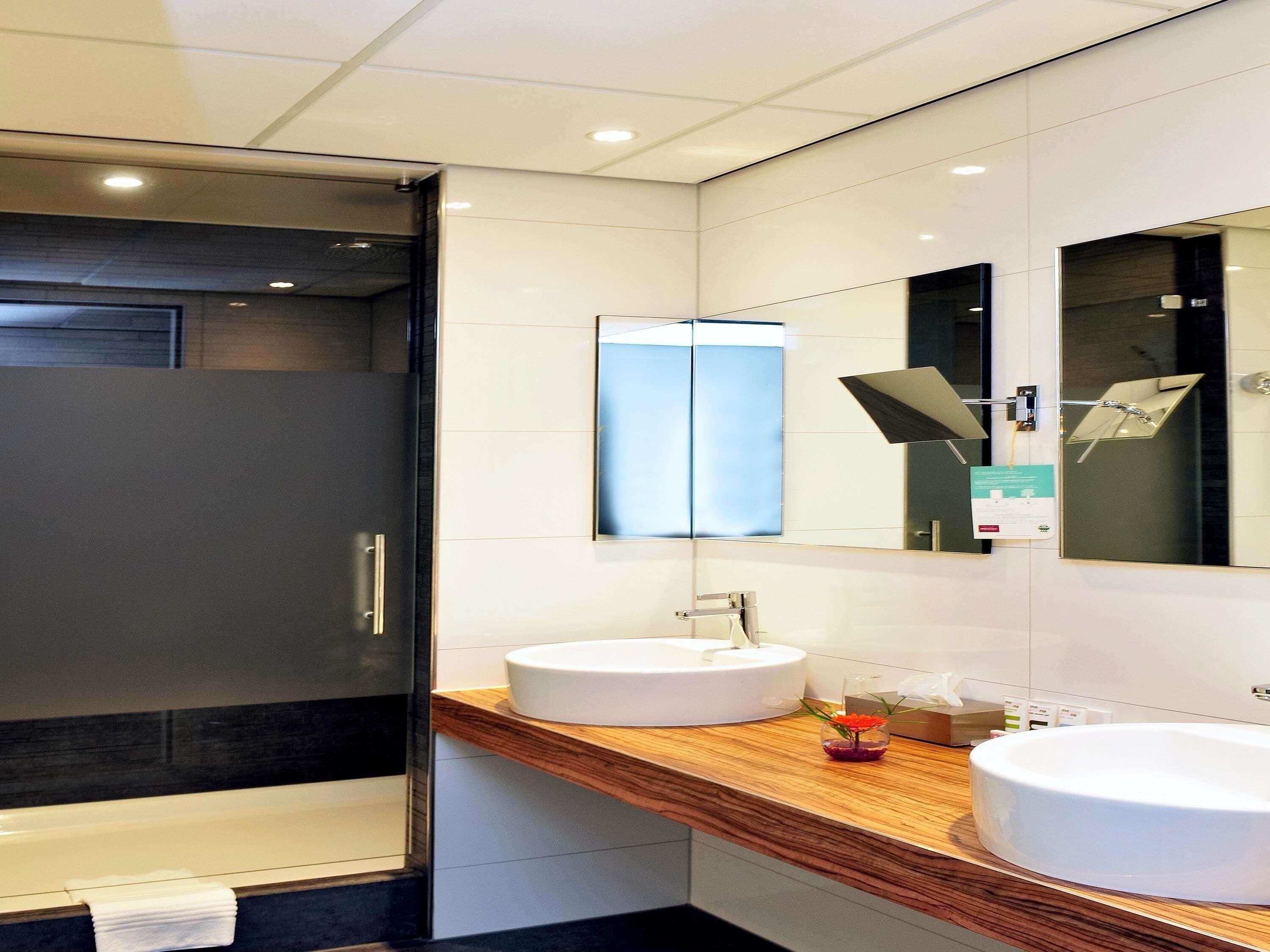 Privilege, Double Room, 1 Double Bed | Minibar, in-room safe, desk, blackout drapes