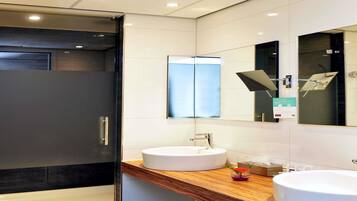 Privilege, Double Room, 1 Double Bed | Minibar, in-room safe, desk, blackout drapes