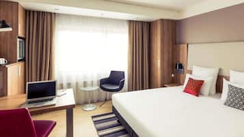 Minibar, safe på rommet, skrivebord og blendingsgardiner