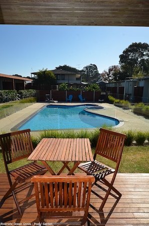 Piscine extérieure, chaises longues