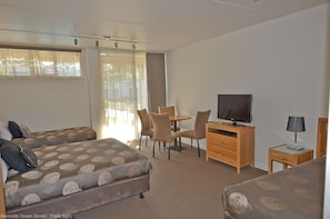 Chambre Triple, coin cuisine | Bureau, fer et planche Ă repasser, Wi-Fi gratuit, draps fournis