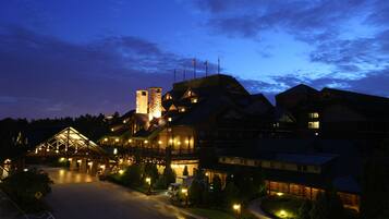 Voorkant accommodatie - avond/nacht