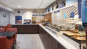 Breakfast meal - Holiday Inn Express Portland South-Lake Oswego by IHG (Lake Oswego)