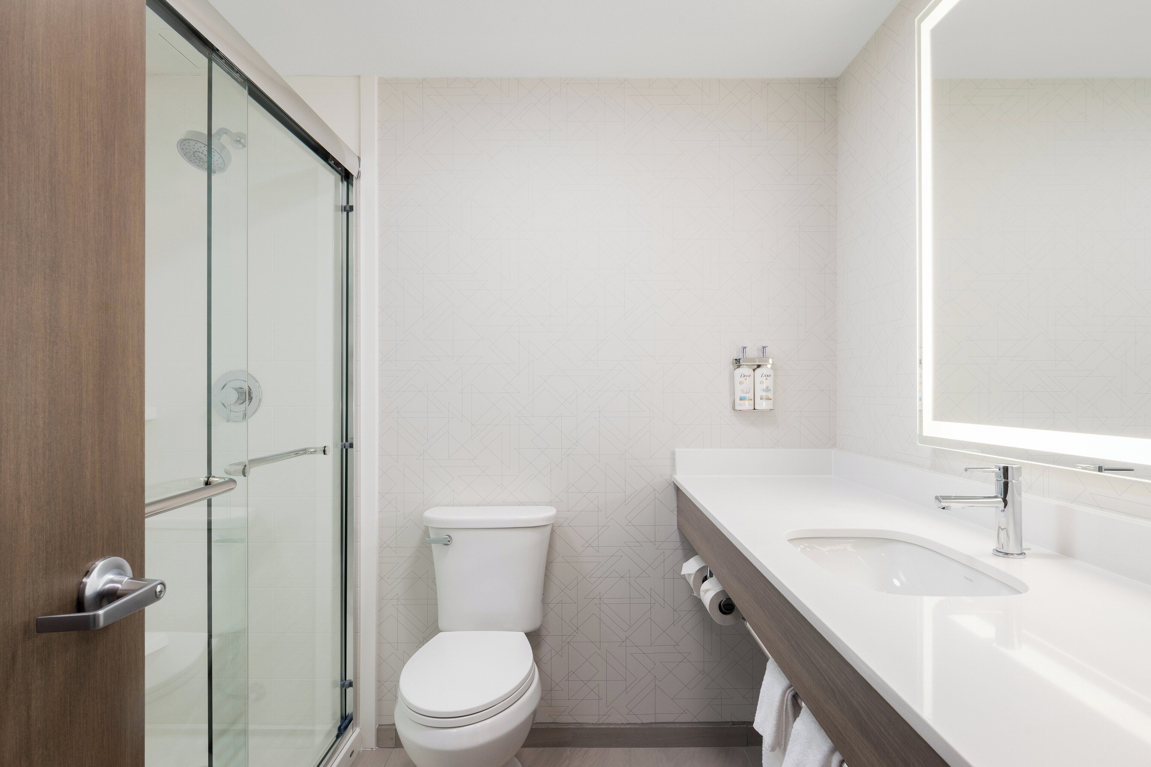 Bañera con ducha, artículos de tocador gratuitos, secador de pelo