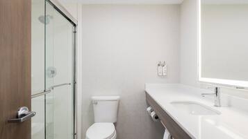 Bañera con ducha, artículos de tocador gratuitos, secador de pelo