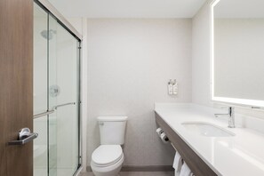 Duschwanne, kostenlose Toilettenartikel, Haartrockner, Handtücher