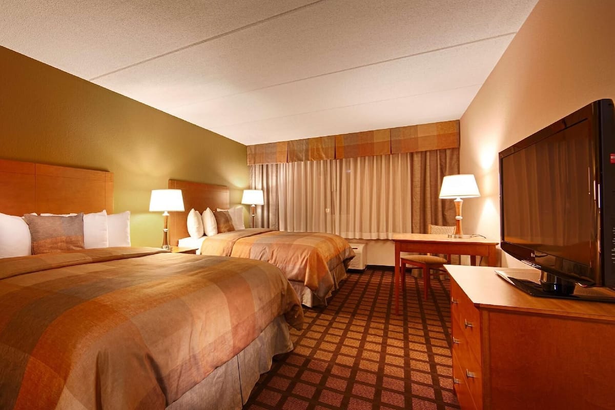 Pillowtop beds, in-room safe, desk, laptop workspace