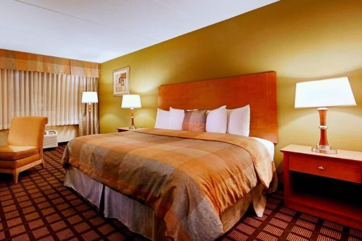 Pillowtop beds, in-room safe, desk, laptop workspace