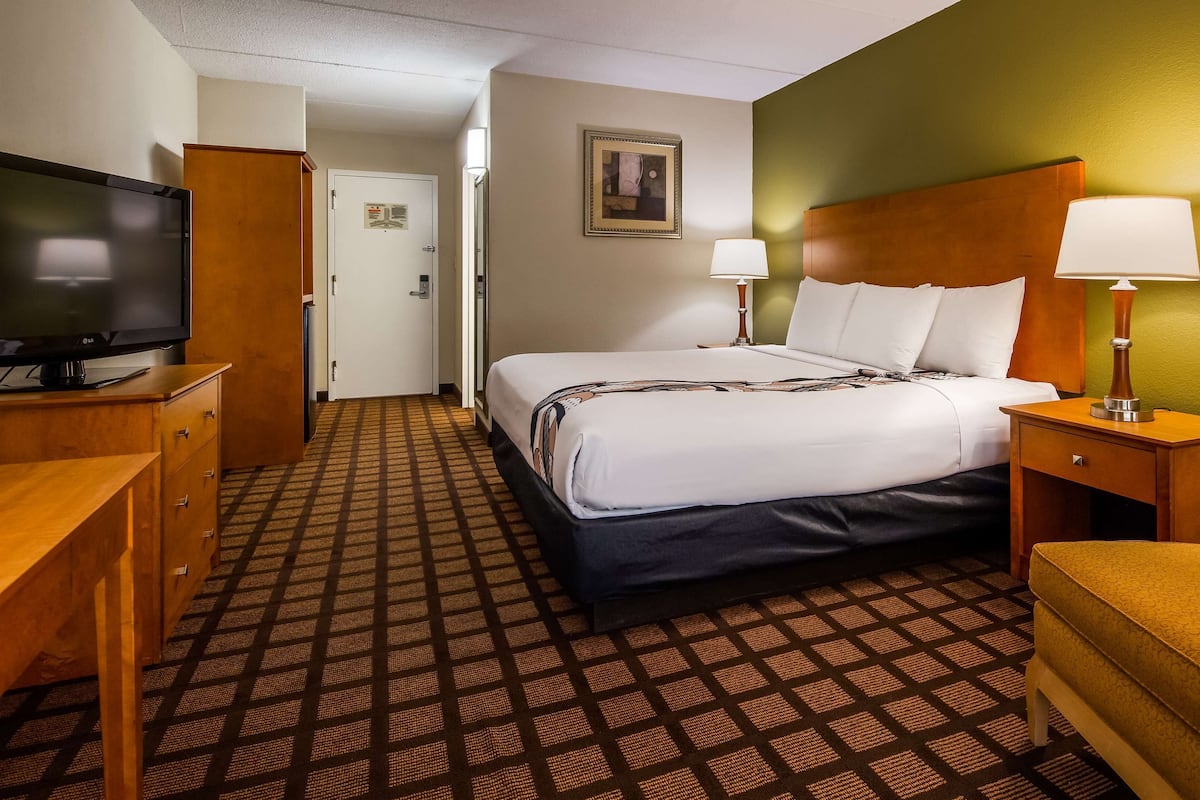 Pillowtop beds, in-room safe, desk, laptop workspace