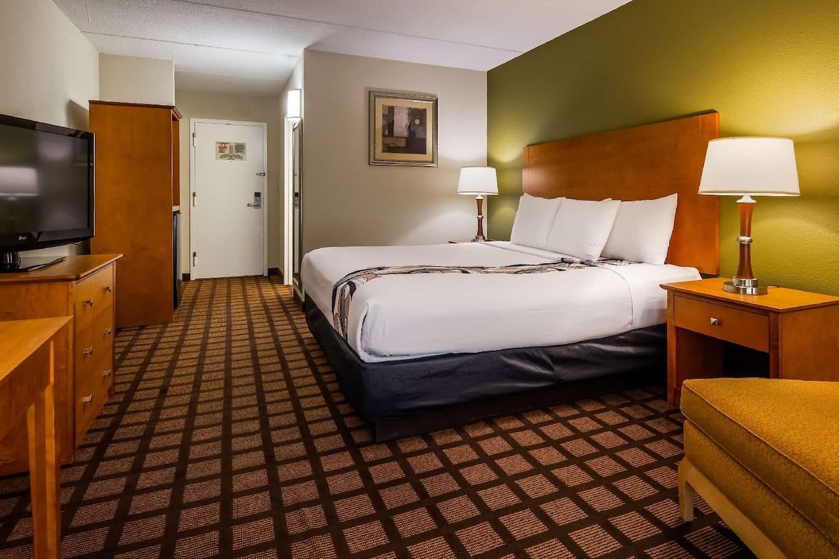 Pillowtop beds, in-room safe, desk, laptop workspace