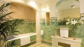 Chambre Double Luxe | Salle de bain | Articles de toilette gratuits, sèche-cheveux, serviettes fournies