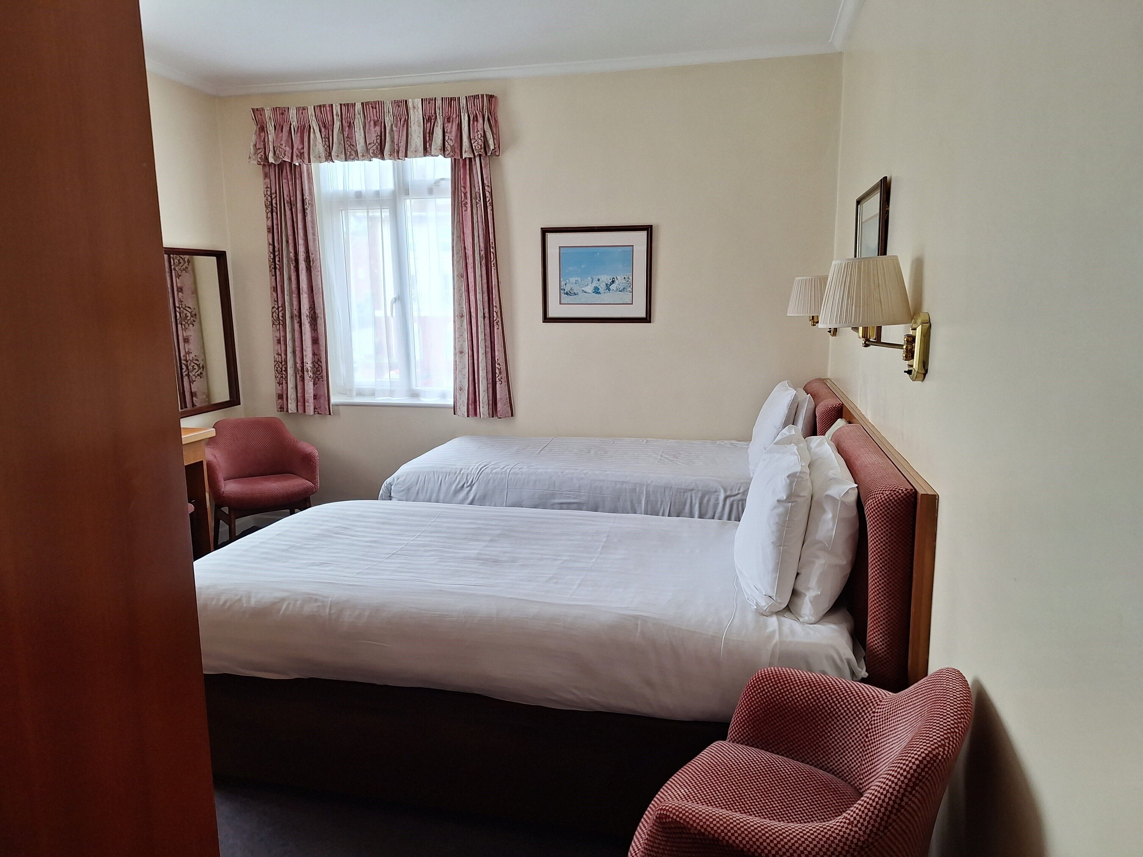 标准双床房 | 熨斗/熨板、免费婴儿床、免费 WiFi、床单