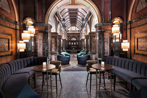 3 bars/lounges