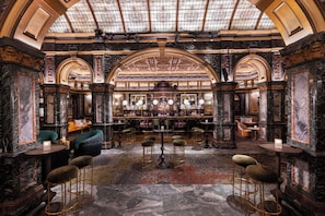 3 bars/lounges