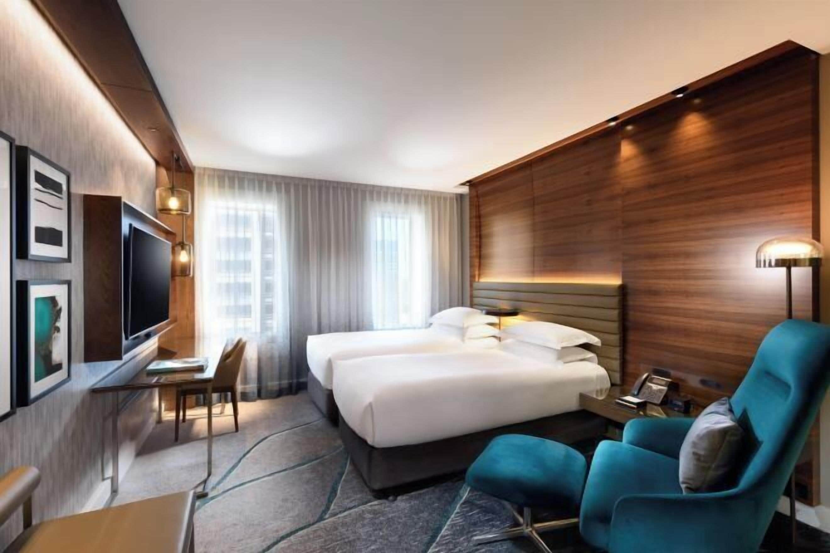 Hypo-allergenic bedding, down duvets, in-room safe, desk