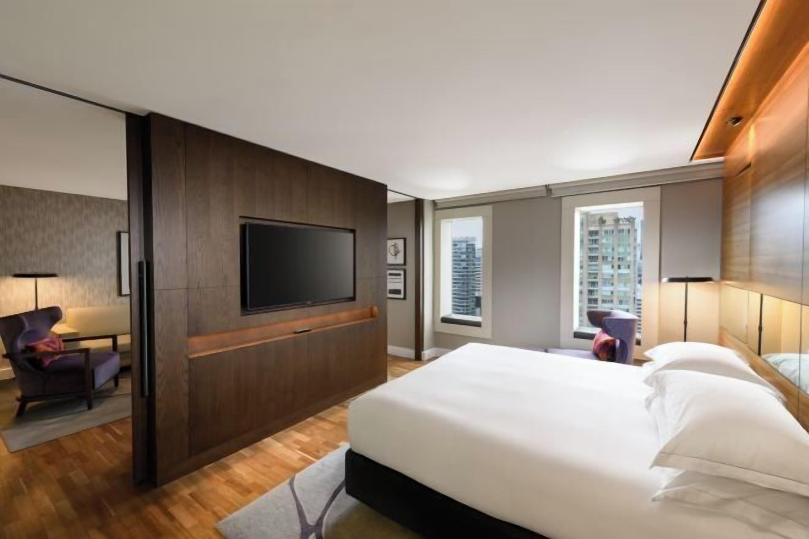 Hypo-allergenic bedding, down comforters, in-room safe, desk