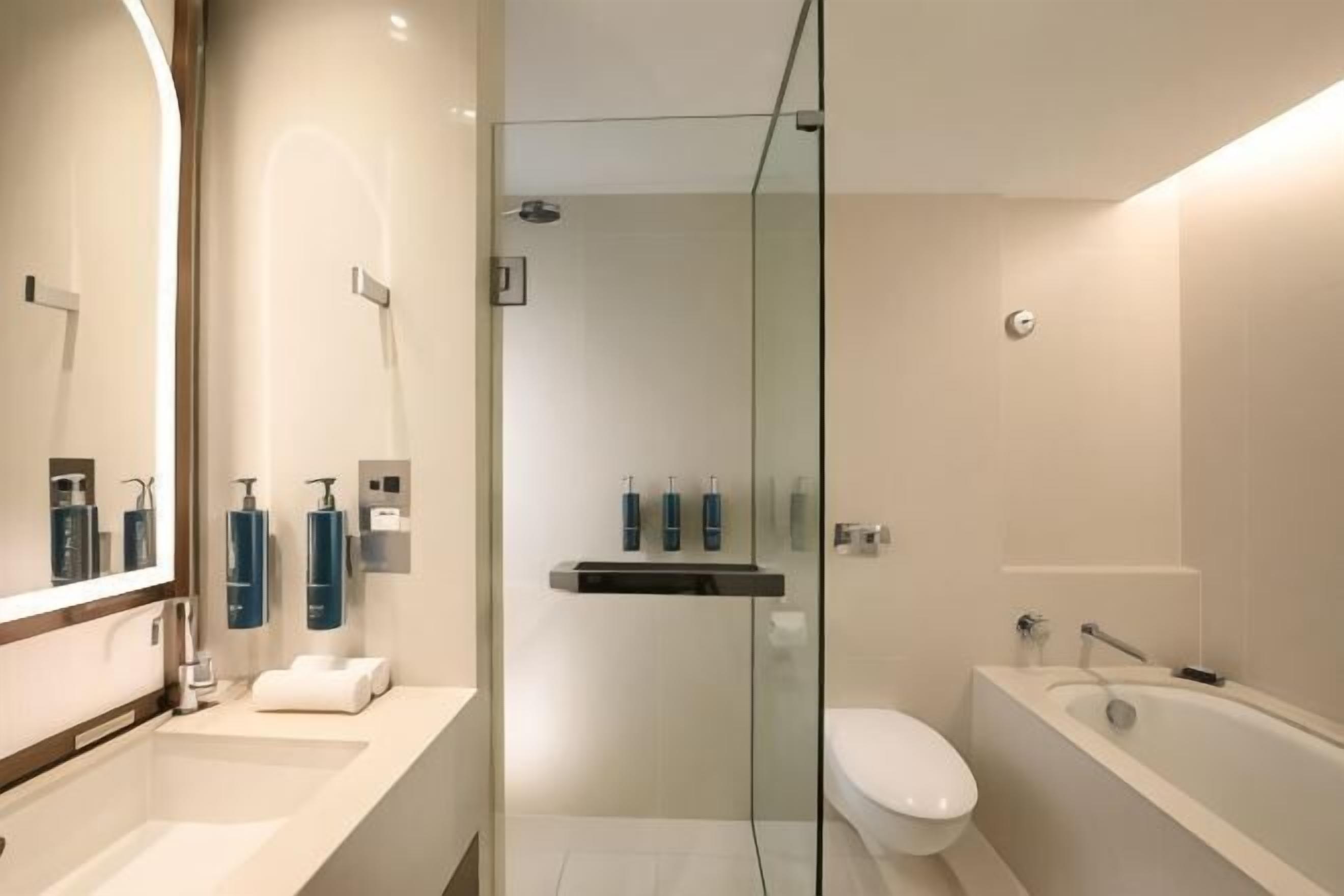 Badrum | Dusch, lyxtoalettartiklar, hårtork och badrock