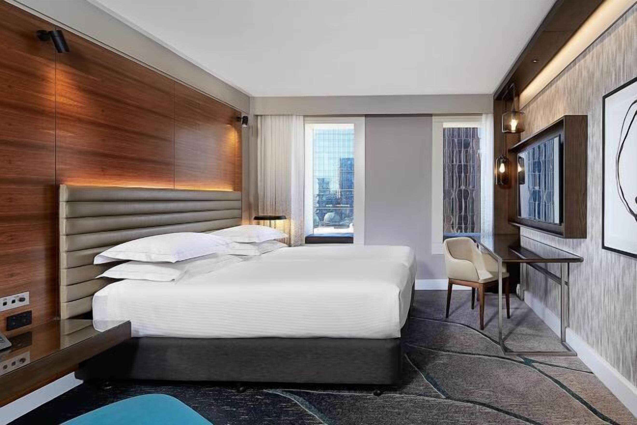 Hypo-allergenic bedding, down duvets, in-room safe, desk