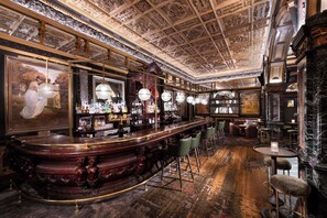 3 bars/lounges