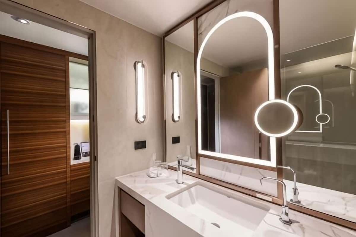 Salle de bain | Douche, articles de toilette griffés, séchoir à cheveux, peignoirs