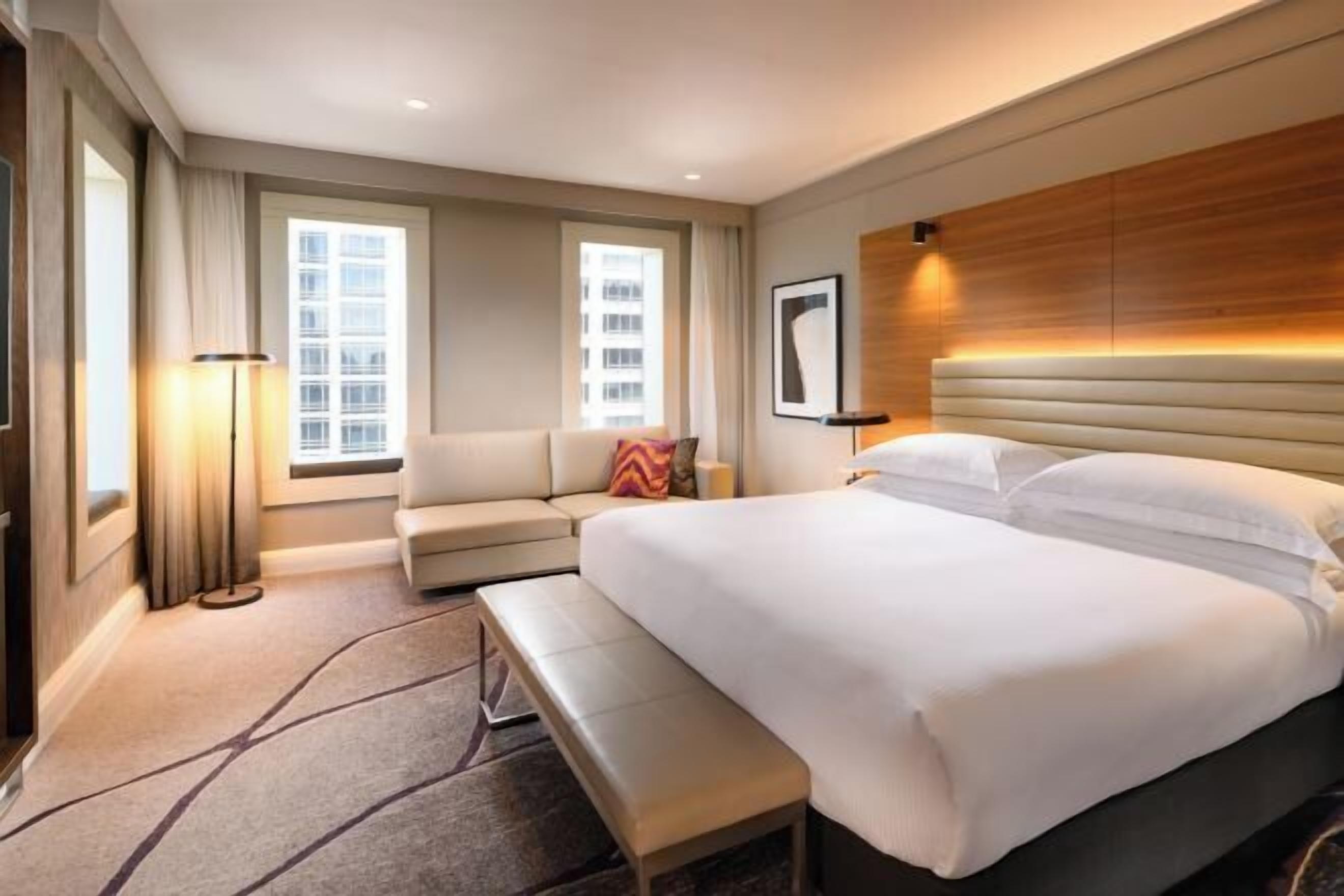 低刺激性寝具、羽毛の掛け布団、セーフティボックス (室内)、デスク