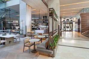 3 bars/lounges
