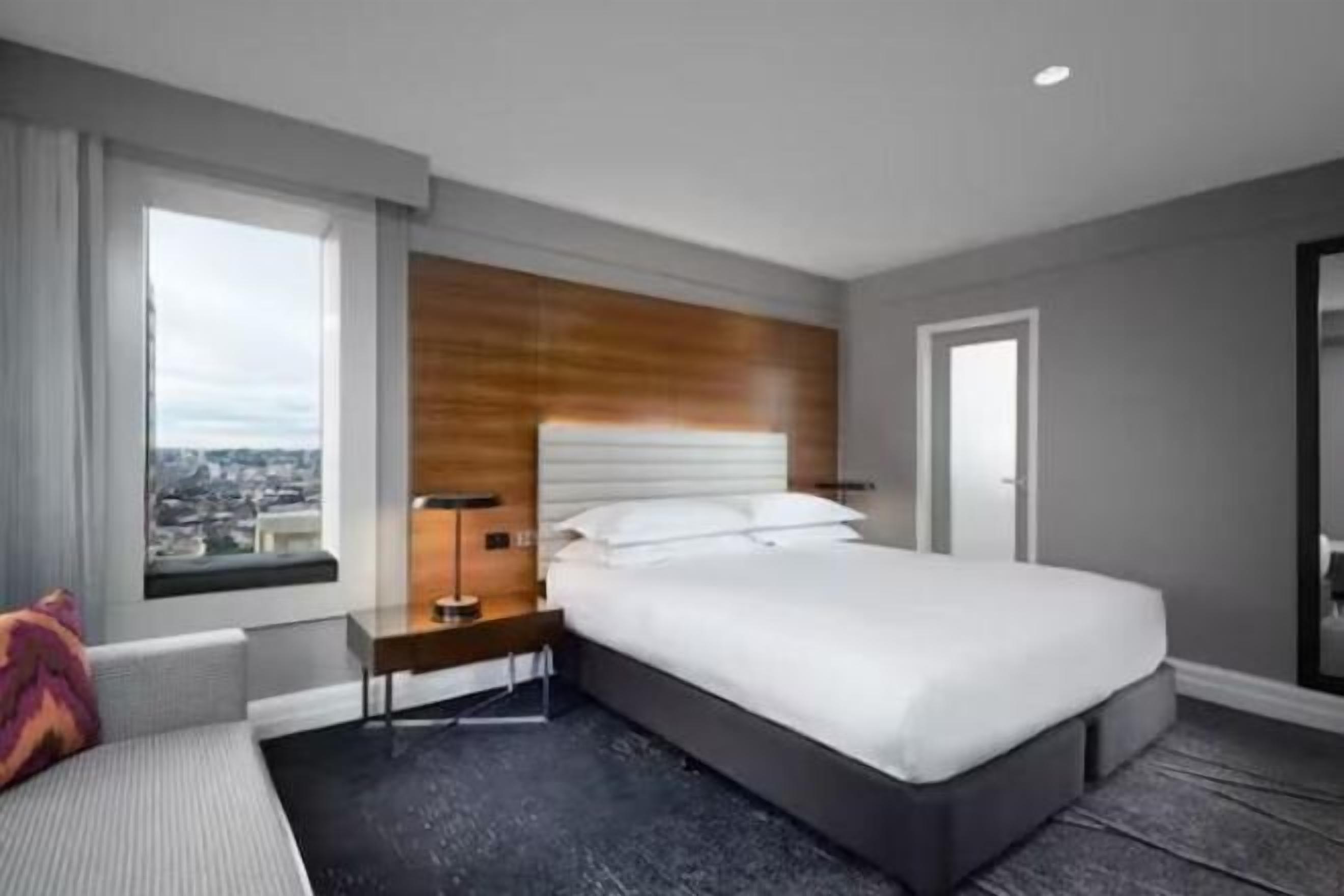 Hypo-allergenic bedding, down comforters, in-room safe, desk