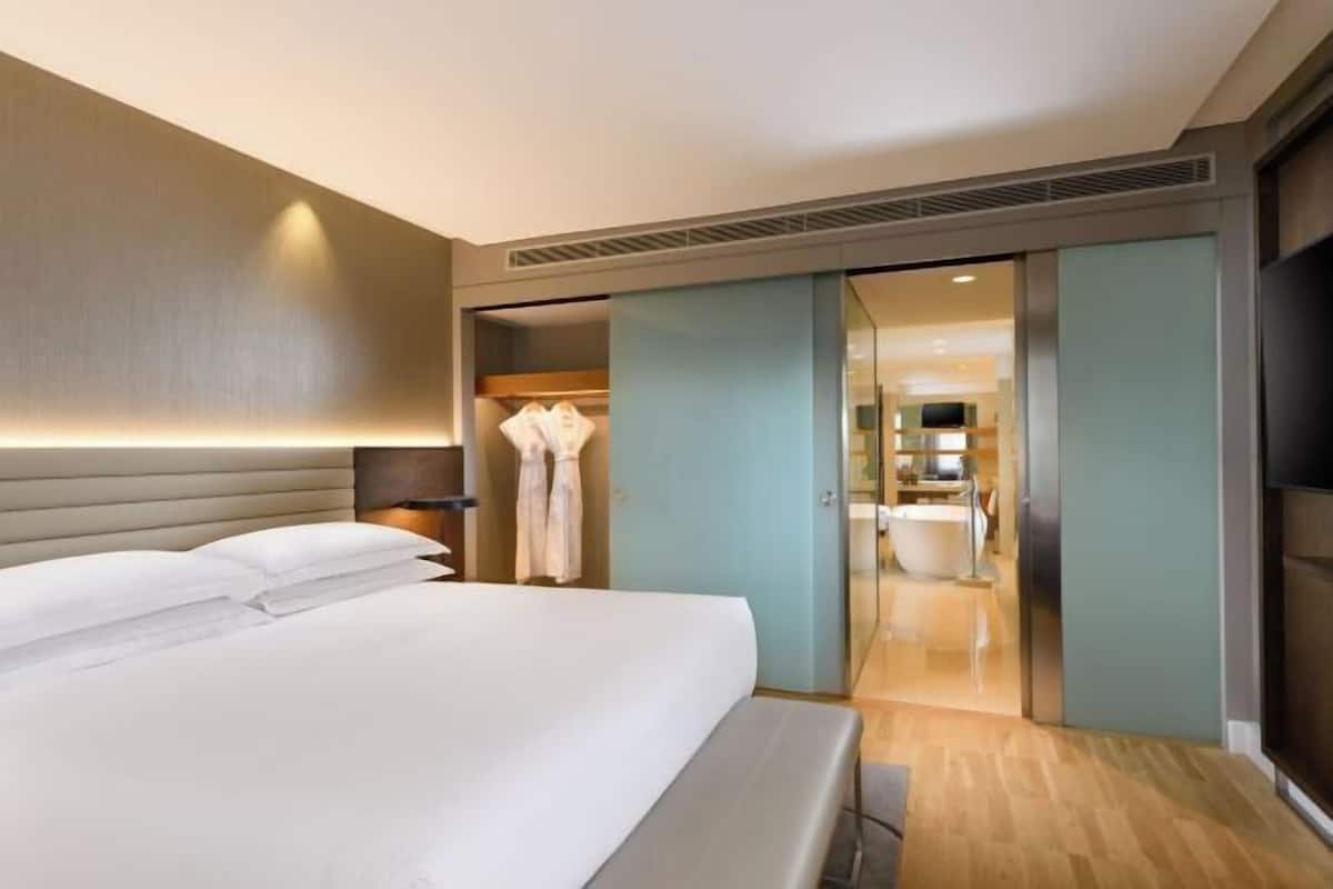 1 bedroom, hypo-allergenic bedding, down duvets, in-room safe