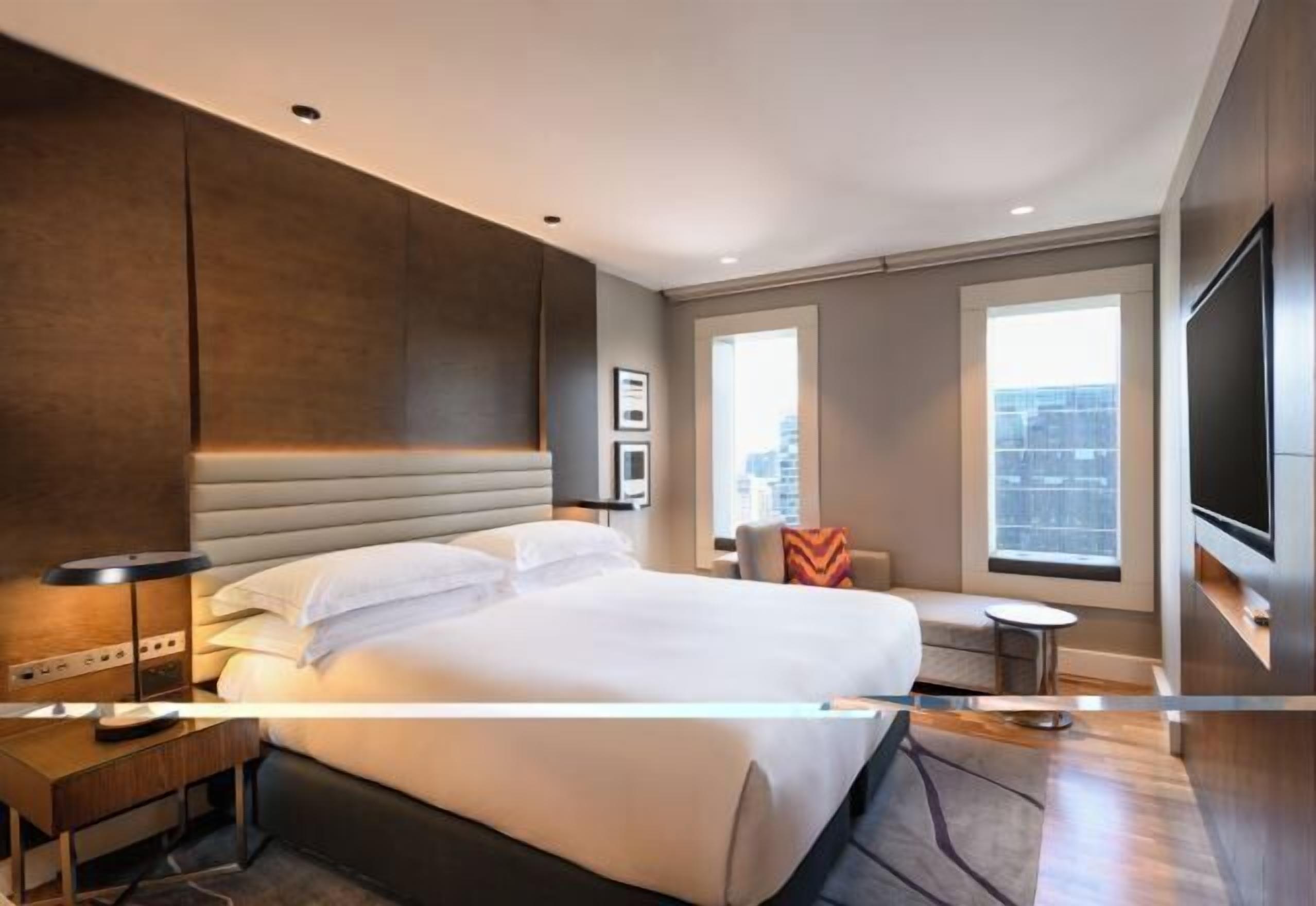 Hypo-allergenic bedding, down comforters, in-room safe, desk