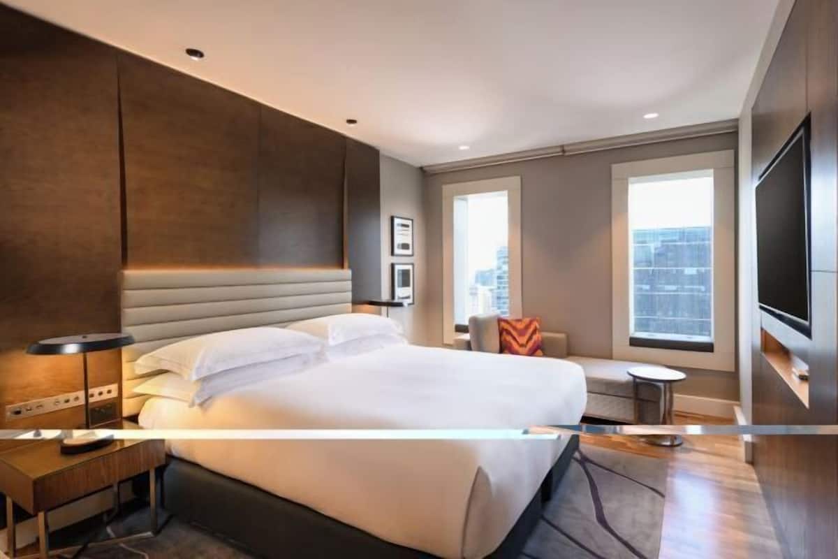 Hypo-allergenic bedding, down duvets, in-room safe, desk