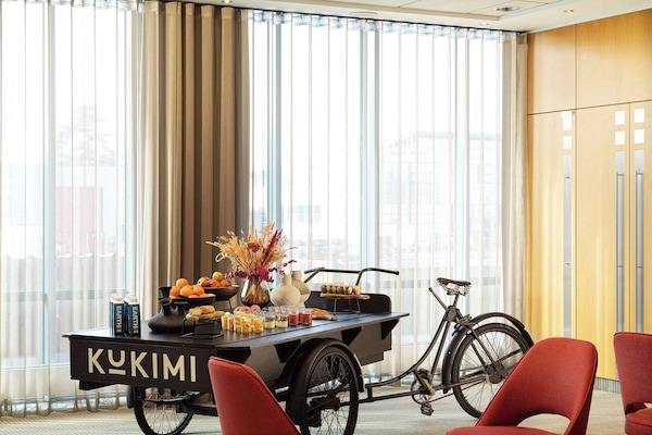 Melayani sarapan dan makan malam