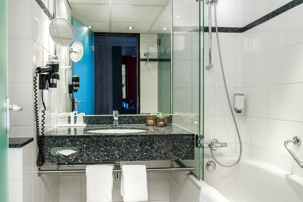 combined shower/bathtub, hydromassage showerhead, free toiletries