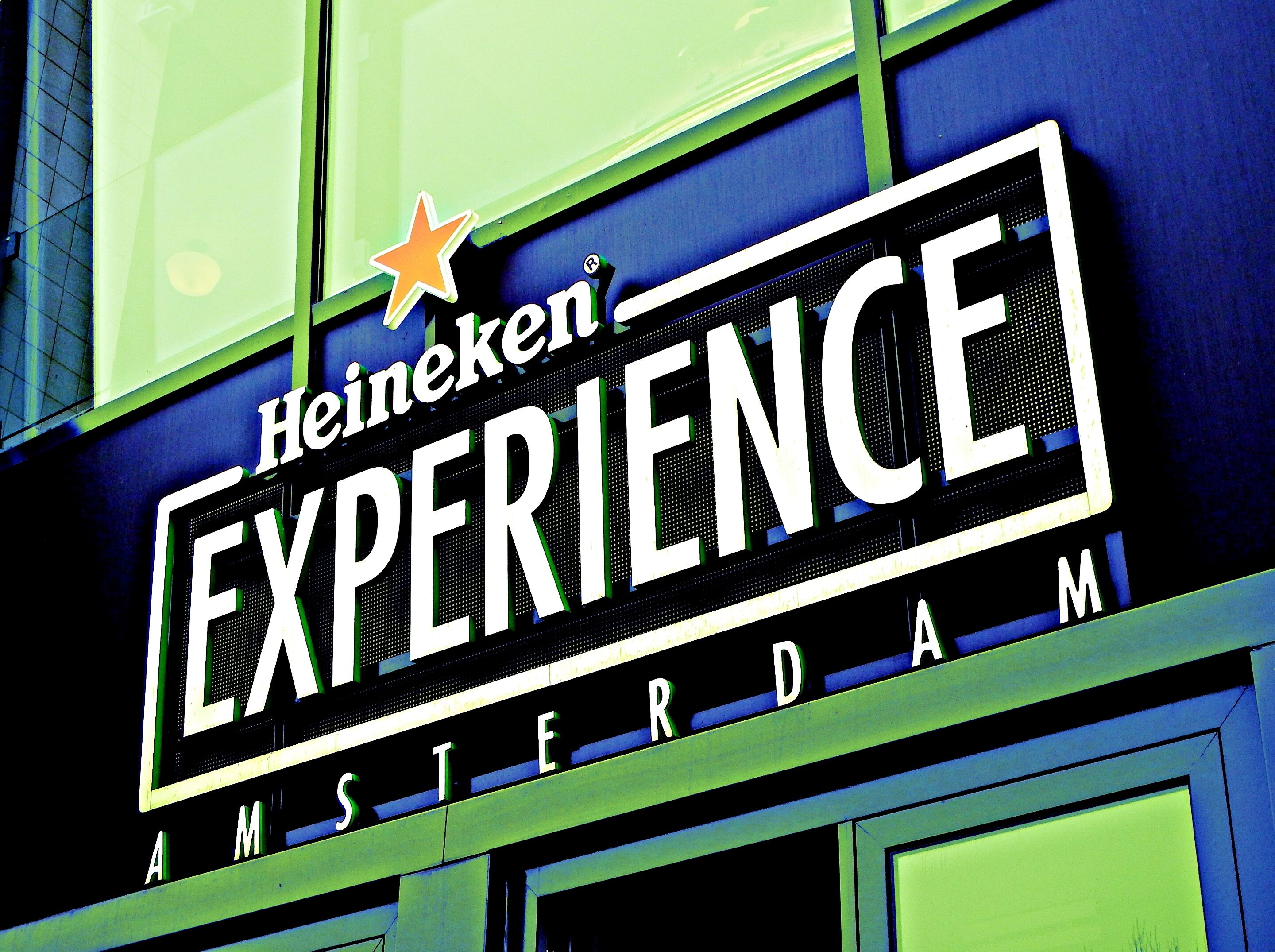 Une enseigne lumineuse au néon pour l'attraction Heineken Experience à Amsterdam.