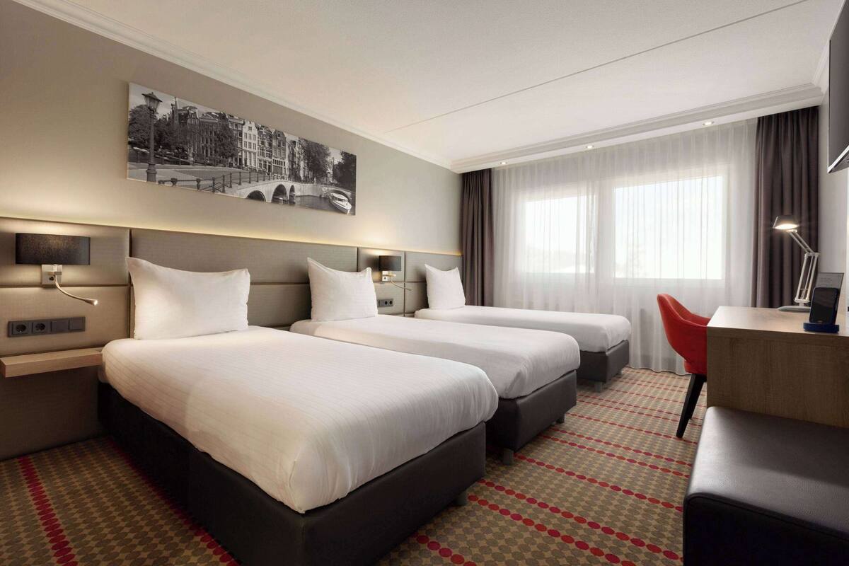 ห้องซูพีเรีย, เตียงเดี่ยว 3 เตียง, ปลอดบุหรี่ (Triple Room) | ผ้านวมขนเป็ด, ตู้นิรภัยในห้องพัก, โต๊ะทำงาน, พื้นที่ทำงานแบบใช้แล็ปท็อป
