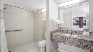 Combined shower/bathtub, free toiletries, hair dryer, towels