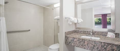 Combined shower/bathtub, free toiletries, hair dryer, towels