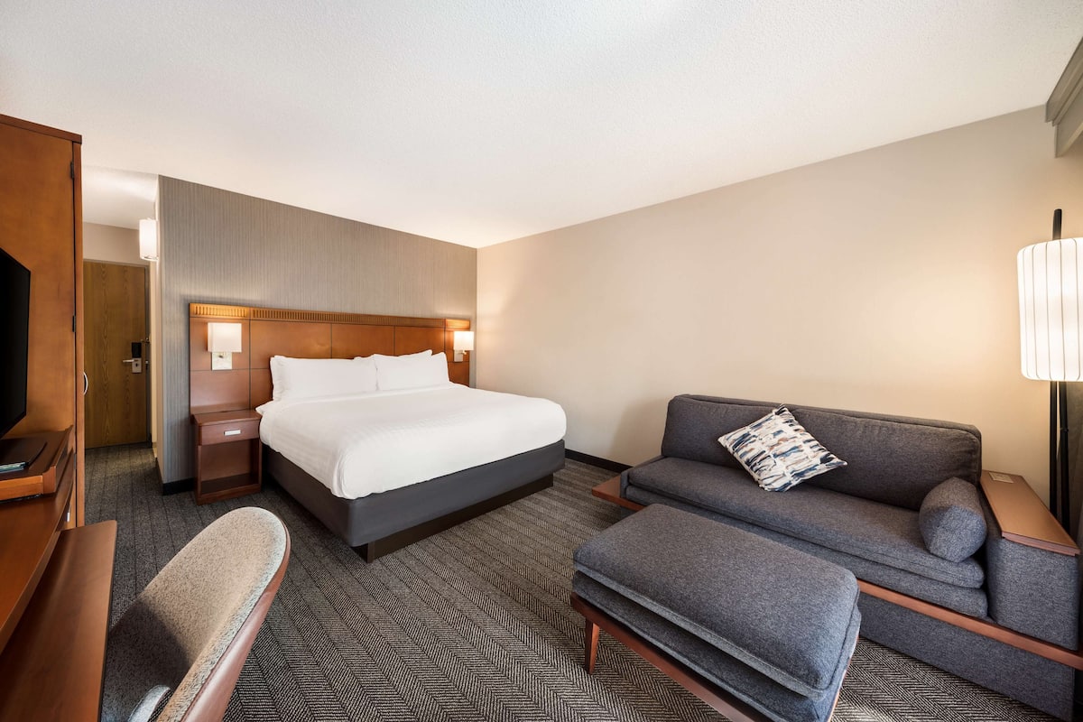 1 bedroom, hypo-allergenic bedding, desk, laptop workspace