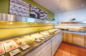 Se ofrece un desayuno bufé todos los días (por un coste adicional)
