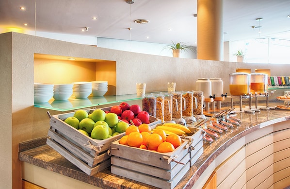 Daily buffet breakfast (EUR 16 per person) - Leonardo Hotel Hamburg Airport (Hamburg)