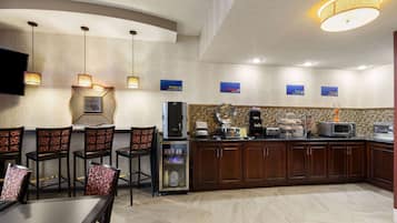 朝食 (コンチネンタル ブレックファスト)、毎日提供 (無料)