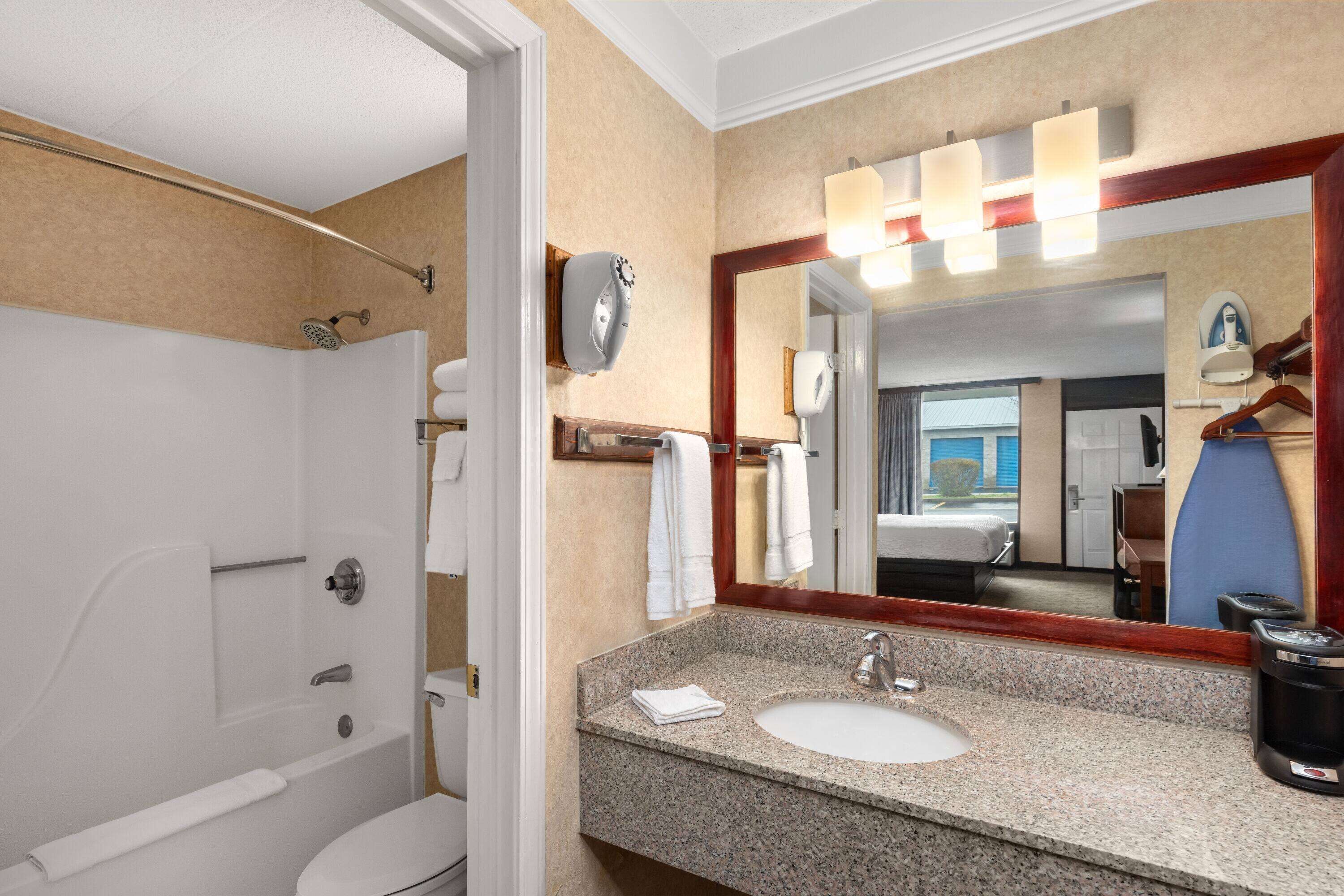 combined shower/bathtub, hydromassage showerhead, hair dryer, towels