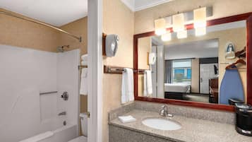 Combined shower/bathtub, hydromassage showerhead, hair dryer, towels
