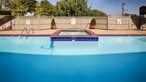 Bañera de hidromasaje al aire libre