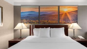 Escritorio, cortinas blackout y tabla de planchar con plancha