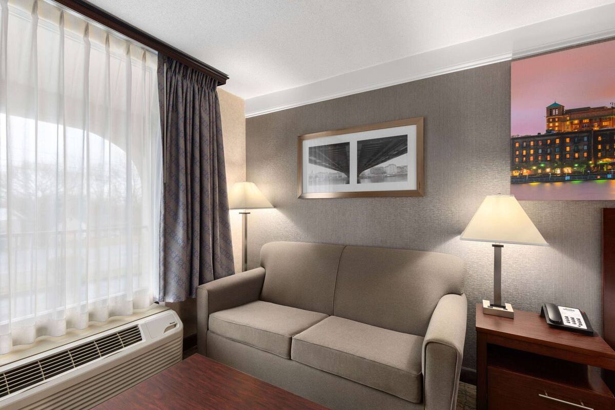 deluxe room, 1 king bed, non smoking | desk, blackout curtains, iron/ironing board, free cots/infant beds