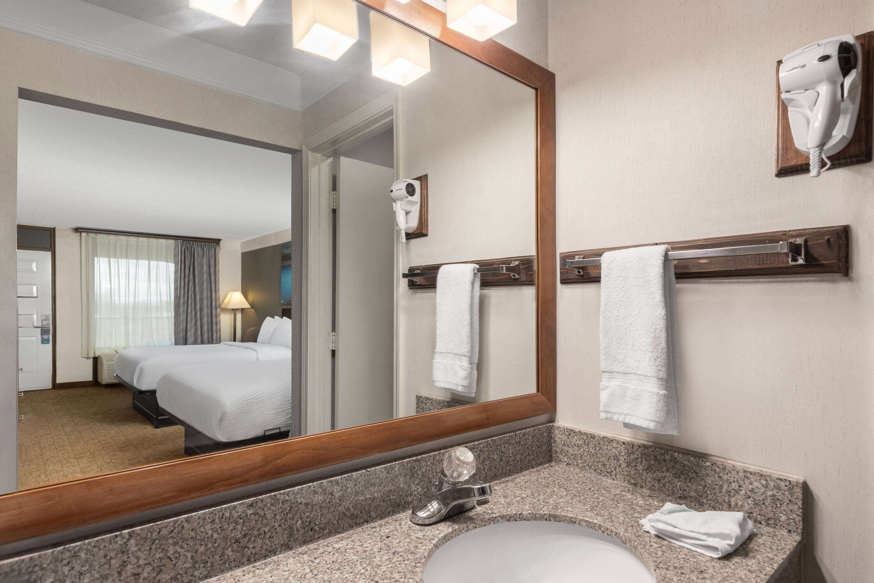 combined shower/bathtub, hydromassage showerhead, hair dryer, towels