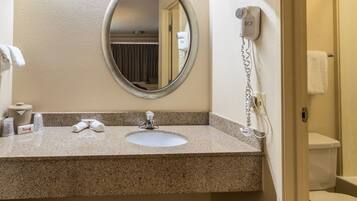 Combined shower/bathtub, deep-soaking bathtub, free toiletries