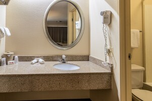 Bañera con ducha, bañera profunda, artículos de tocador gratuitos