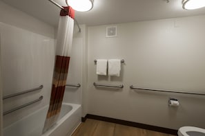 Een bad/douchecombinatie, een diep bad, gratis toiletartikelen